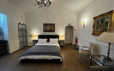 Maison D'Alice: Camera Da Letto, Letto, Mobilia, Interior Design, Pavimentazione, Pavimento, Lenzuolo, Bedding, Soffitto, Illuminazione