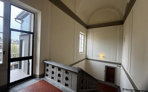 Maison D'Alice: Legna, Soffitto, Interior Design, Pavimentazione, Pavimento, Materiale Composito, Modanatura, Color Legno, Bicchiere, Illuminazione Diurna