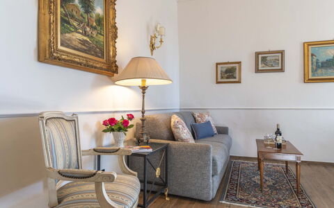 Maison D'Alice: Mobilia, Interior Design, Divano, Pavimentazione, Soggiorno, Cornice, Camera, Illuminazione, Pavimento, Tavolo