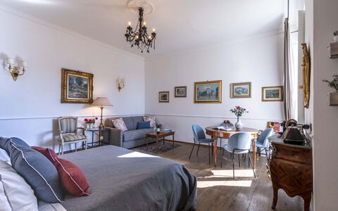 Maison D'Alice: Mobilia, Interior Design, Pavimentazione, Camera, Soffitto, Tessile, Pavimento, Cornice, Illuminazione, Casa
