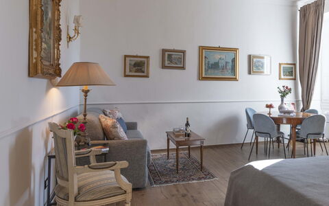 Maison D'Alice: Mobilia, Interior Design, Pavimentazione, Legna, Pavimento, Camera, Cornice, Illuminazione, Tavolo, Soggiorno