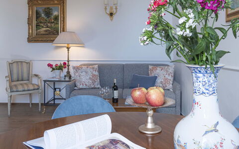 Maison D'Alice: Mobilia, Interior Design, Fiore, Cornice, Tavolo, Illuminazione, Camera, Pavimentazione, Vaso Di Fiori, Soggiorno