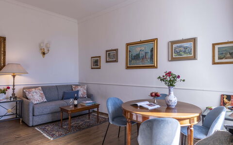 Maison D'Alice: Mobilia, Interior Design, Pavimentazione, Legna, Pavimento, Cornice, Tavolo, Camera, Illuminazione, Soggiorno