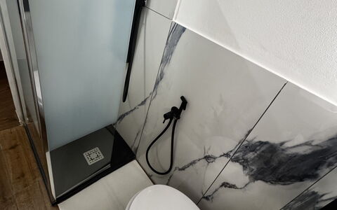 Maison D'Alice: Pavimento, Pavimentazione, Idraulico Fixture, Idraulico, Piastrella, Bagno, Rubinetto, Gabinetto