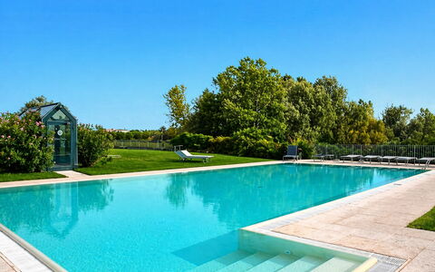 Preseglie Lake Garda: Piscina, Blu, Acqua, Ricorrere, Materiale Composito, Giochi D'Acqua, Shade, Tempo Libero, Eco Hotel, Giardino