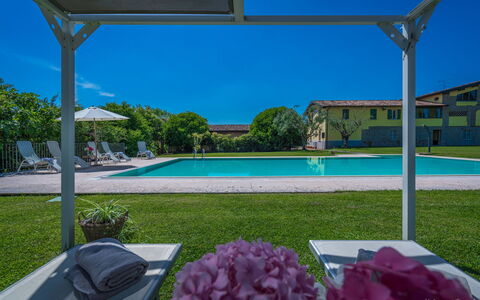 Preseglie Lake Garda: Estate, Piscina, Shade, Prato, Cortile, Landscaping, Villa, Cortile, Hacienda, Ricorrere
