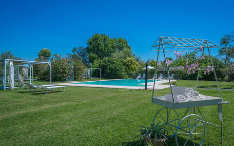 Preseglie Lake Garda: Blu, Albero, Piscina, Giardino, Shade, Tempo Libero, Prato, Landscaping, Ricorrere, Estate