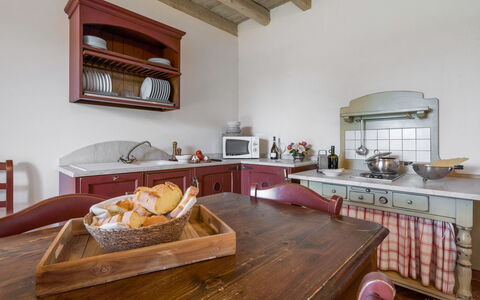Preseglie Lake Garda: Mobilia, Cucina, Legna, Elettrodomestico Da Cucina, Interior Design, Cabinetry, Pavimentazione, Controsoffitto, Soffitto, Cassetto