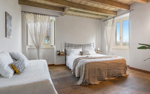 Preseglie Lake Garda: Letto, Mobilia, Interior Design, Camera Da Letto, Bedding, Pavimento, Pavimentazione, Parete, Lenzuolo, Legna