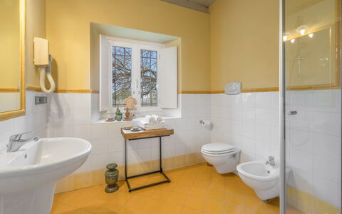 Preseglie Lake Garda: Pavimentazione, Interior Design, Idraulico Fixture, Pavimento, Soffitto, Idraulico, Casa, Rubinetto, Camera, Bagno
