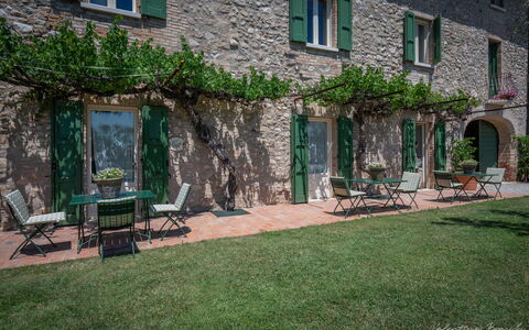 Preseglie Lake Garda: Mobili Da Esterno, Tavolo Esterno, Giardino, Cortile, Vaso Di Fiori, Villa, Pianta Della Casa, Hacienda, Backyard