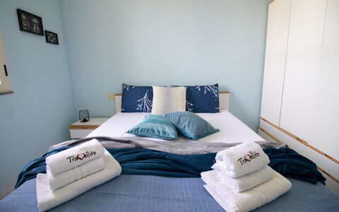 Celeste'S House in Torre Dell'Orso: Mobilia, Letto, Camera Da Letto, Interior Design, Lenzuolo, Bedding, Camera, Biancheria, Pavimento, Tessile