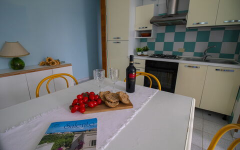 Celeste'S House in Torre Dell'Orso: Mobilia, Interior Design, Pavimentazione, Pavimento, Camera, Tavolo, Sedia, Tovaglia, Cucina & Sala Da Pranzo Tavolo, Cucina