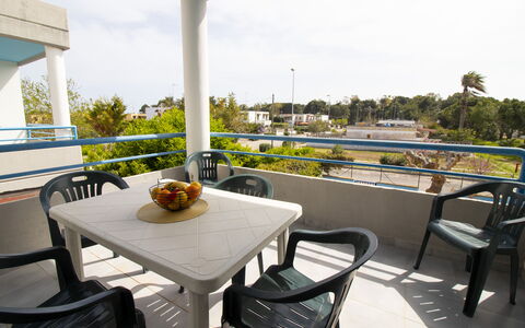 Celeste'S House in Torre Dell'Orso: Balcone, Mobili Da Esterno