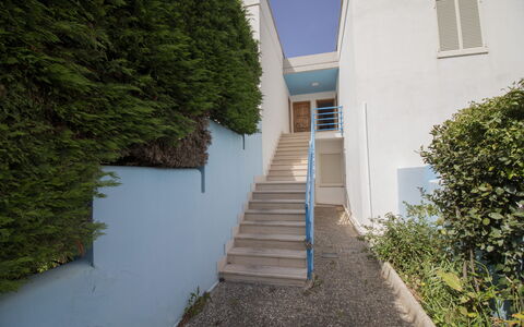 Celeste'S House in Torre Dell'Orso: Materiale Composito, Le Scale, Corrimano, Shade, Illuminazione Diurna, Balcone, Dipingere, Gesso
