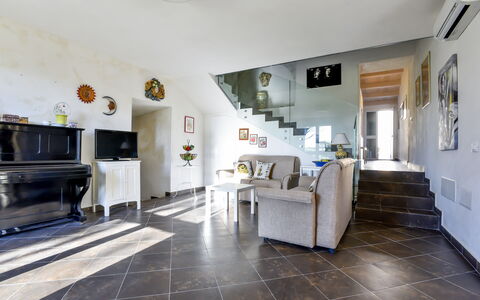 Tenuta Renna: Pavimentazione, Interior Design, Pavimento, Mobilia, Soffitto, Illuminazione, Divano, Camera, Soggiorno