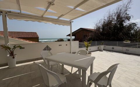Casa Amare: Mobilia, Pavimento, Sedia, Mobili Da Esterno, Shade, Tavolo Esterno, Balcone, Struttura Esterna, Cucina & Sala Da Pranzo Tavolo, Tavolino Da Caffè