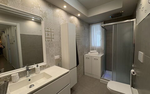 Casa Amare: Lavandino Del Bagno, Idraulico Fixture, Pavimentazione, Interior Design, Lavello, Pavimento, Mobiletto Del Bagno, Bagno, Specchio, Rubinetto