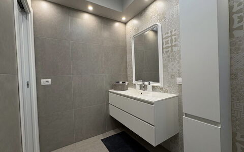 Casa Amare: Pavimentazione, Parete, Interior Design, Pavimento, Idraulico Fixture, Lavandino Del Bagno, Mobiletto Del Bagno, Bagno, Lavello, Soffitto