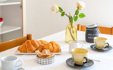 Suite Riviera: Tavola, Tazza, Serveware, Cibo, Tazza Di Caffè, Bicchieri, Dishware, Teacup