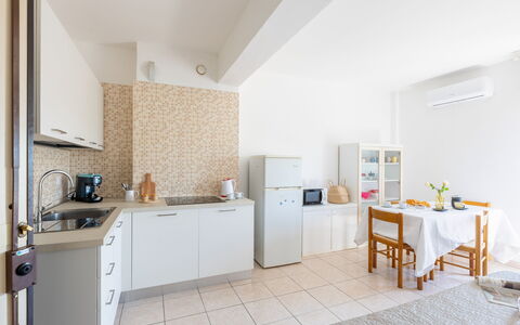 Suite Riviera: Mobilia, Interior Design, Pavimentazione, Cucina, Pavimento, Elettrodomestico Da Cucina, Soffitto, Controsoffitto, Apparecchio Major, Camera