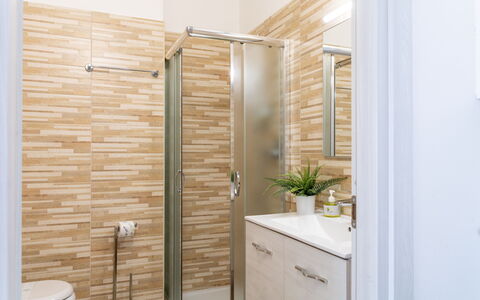 Suite Riviera: Bagno, Pavimentazione, Idraulico Fixture, Parete, Pavimento, Interior Design, Toilet Seat, Gabinetto, Mobiletto Del Bagno, Lavello