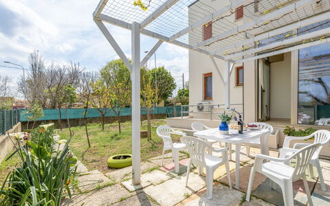 Casa di Lilia: Giardino, Portico, Cortile, Shade, Backyard, Sedia, Landscaping, Pianta Della Casa, Mobili Da Esterno, Struttura Esterna