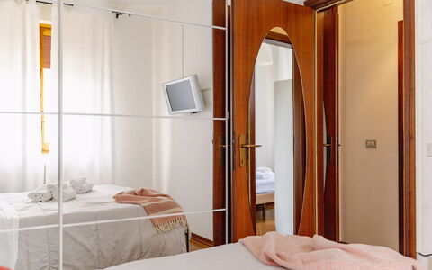 Casa di Lilia: Interior Design, Legna, Pavimentazione, Mobilia, Pavimento, Letto, Camera Da Letto, Illuminazione, Camera, Casa