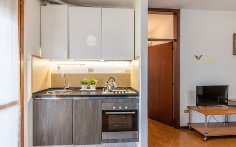 Casa di Lilia: Interior Design, Legna, Pavimentazione, Mobilia, Elettrodomestico Da Cucina, Camera, Cucina, Apparecchio Major, Soffitto, Pavimento