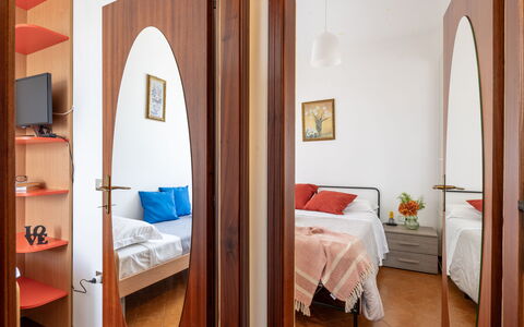 Casa di Lilia: Mobilia, Interior Design, Legna, Pavimento, Pavimentazione, Camera, Tessile, Camera Da Letto, Letto, Illuminazione