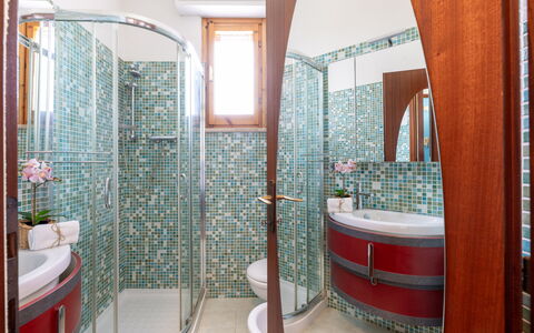 Casa di Lilia: Interior Design, Pavimentazione, Idraulico Fixture, Pavimento, Bagno, Idraulico, Rubinetto, Piastrella, Soffitto, Lavello