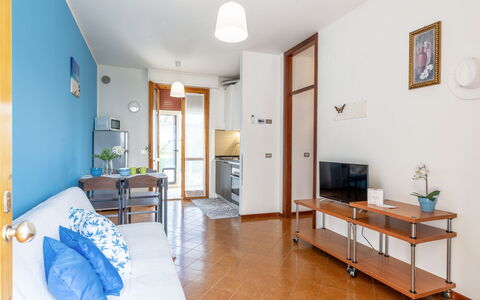 Casa di Lilia: Interior Design, Pavimentazione, Mobilia, Pavimento, Camera, Appartamento, Soffitto, Sedia, Soggiorno, Color Legno