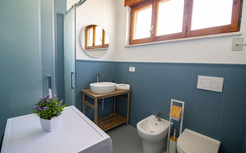 Sweet Dreams Home in Otranto: Pavimentazione, Legna, Pavimento, Interior Design, Idraulico Fixture, Lavandino Del Bagno, Lavello, Rubinetto, Bagno, Illuminazione