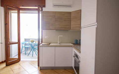 Sweet Dreams Home in Otranto: Cucina, Mobilia, Elettrodomestico Da Cucina, Interior Design, Pavimentazione, Apparecchio Major, Legna, Pavimento, Controsoffitto, Cabinetry