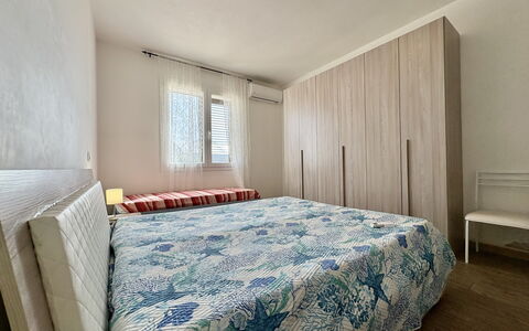 Villa Marzia: Letto, Mobilia, Interior Design, Camera Da Letto, Pavimento, Pavimentazione, Parete, Bedding, Lenzuolo, Legna