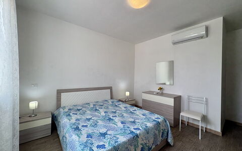Villa Marzia: Letto, Interior Design, Camera Da Letto, Mobilia, Pavimento, Pavimentazione, Bedding, Lenzuolo, Soffitto, Legna