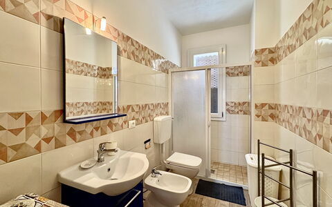 Villa Marzia: Pavimentazione, Pavimento, Interior Design, Piastrella, Idraulico Fixture, Bagno, Soffitto, Idraulico, Ceramica