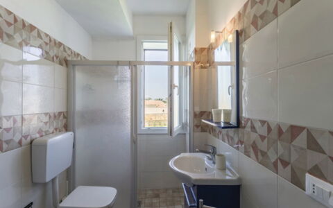 Villa Marzia: Pavimentazione, Pavimento, Materiale Composito, Piastrella, Appartamento, Idraulico Fixture, Idraulico, Bagno, Lampada
