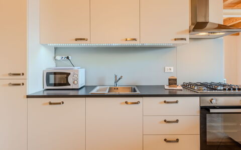 La Terza Casa: Cucina, Controsoffitto, Elettrodomestico Da Cucina, Cabinetry, Apparecchio Major, Interior Design, Legna, Pavimentazione, Cucina Stufa, Mobilia