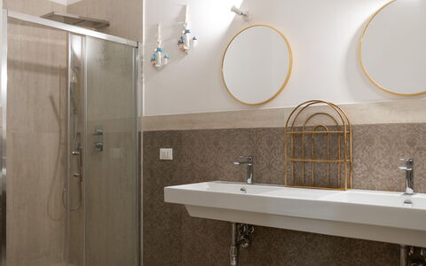 Villa Margherita: Parete, Idraulico Fixture, Pavimentazione, Interior Design, Lavandino Del Bagno, Bagno, Lampada, Pavimento, Rubinetto, Illuminazione