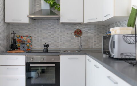 Villa Margherita: Cucina, Controsoffitto, Elettrodomestico Da Cucina, Cabinetry, Interior Design, Apparecchio Major, Pavimentazione, Casa, Mobilia, Lavello
