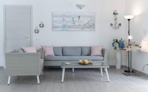 Villa Margherita: Mobilia, Interior Design, Divano, Pavimentazione, Pavimento, Tavolo, Soggiorno, Camera, Sedia, Illuminazione