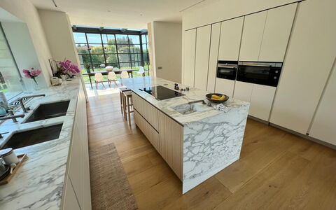 Villa Elena: Pavimentazione, Cucina, Controsoffitto, Interior Design, Pavimento, Casa, Elettrodomestico Da Cucina, Piastrella, Cabinetry, Marmo