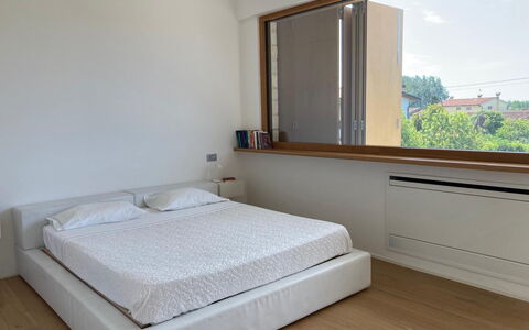 Villa Elena: Letto, Camera Da Letto, Interior Design, Pavimentazione, Pavimento, Parete, Legna, Bedding, Lenzuolo, Mobilia