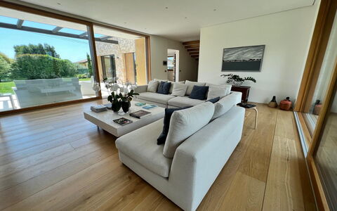 Villa Elena: Mobilia, Pavimentazione, Interior Design, Divano, Pavimento, Soggiorno, Pavimento In Legno, Legna, Casa, Tavolo