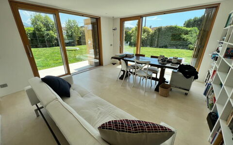 Villa Elena: Pavimentazione, Mobilia, Interior Design, Pavimento, Legna, Divano, Soggiorno, Casa, Illuminazione, Camera