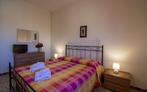 Gli Ulivi: Letto, Interior Design, Camera Da Letto, Pavimento, Mobilia, Pavimentazione, Legna, Lenzuolo, Bedding, Camera