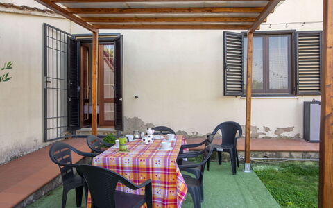Gli Ulivi: Legna, Pavimento, Pavimentazione, Mobilia, Porta, Color Legno, Shade, Portico, Backyard, Struttura Esterna