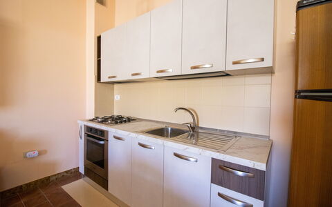 Elena'S House in Otranto: Apparecchio Major, Pavimentazione, Interior Design, Elettrodomestico Da Cucina, Legna, Cucina, Pavimento, Controsoffitto, Cabinetry, Lavandino Della Cucina
