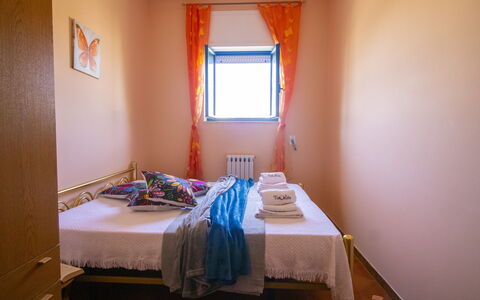 Elena'S House in Otranto: Letto, Camera Da Letto, Parete, Lenzuolo, Pavimento, Interior Design, Bedding, Legna, Pavimentazione, Mobilia